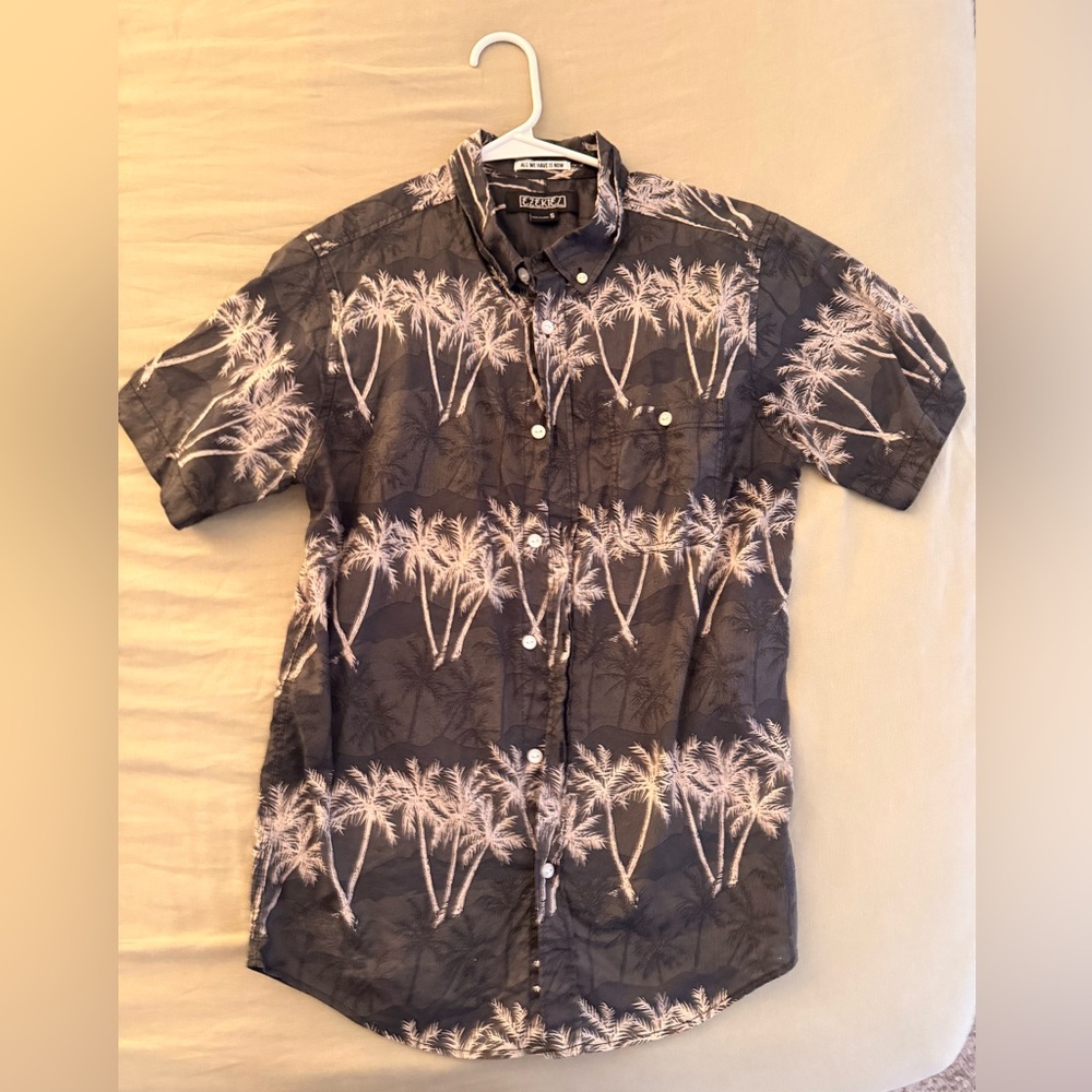 $5 SALE 🔔IF WHEN BUNDLED with other marked $5  Ezekiel Palm Tree Button Up Shirt